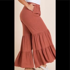 New Umgee  Linen blend ruffle pants